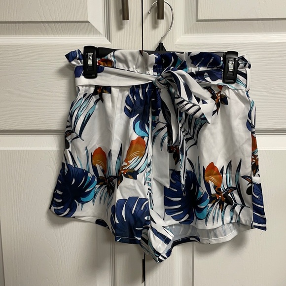 Flowy shorts with elastic waist band - Picture 1 of 4